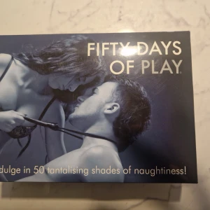 Fifty Days of Play - Utforska 50 spännande och lekfulla utmaningar för par! Det här spelet bjuder på en sensuell resa fylld av naughtiness och inspiration, perfekt för dig som vill krydda tillvaron och upptäcka nya sidor av relationen.Helt ny fick som present, enbart öppnad för att läsa korten.Dock saknades det när den köptes instruktionspapper. Därav sänkt pris.
