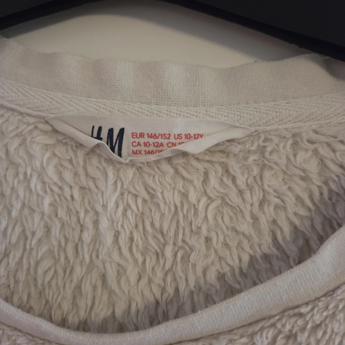 Vit fleece-tröja med pingvin från H&M - 2