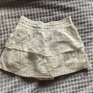 Vit broderad kortkjol med volang - En söt kort kjol från Zara🩷Säljer då jag inte längre använder den