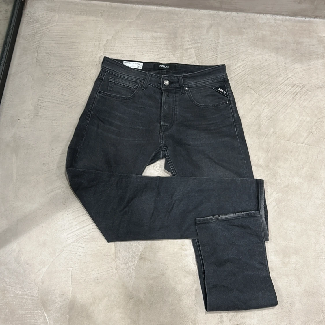 Replay Grover svarta jeans straight fit