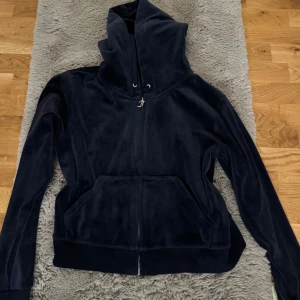 Juicy couture kofta - Använd men i gott skick. Säljs då den ej kommer till användning