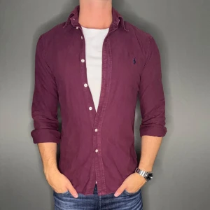 Ralph lauren skjorta - Hej säljer nu min fina Ralph lauren skjorta i storlek M. Den är i nyskick och kommer vara otroligt snygg på sommaren. Nypris cirka 1600kr! Vi kommer att sälja liknande produkter nu i sommar så glöm inte följa profilen!🌊🍾