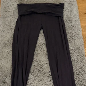 Gråa leggings från Gina Tricot - Gråa leggings från Gina Tricot i mjukt och stretchigt material. De har en bred, vikt linning som kan vikas ner. Säljs då dom ej kommer till användningen.