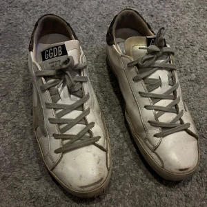 Golden goose - Säljer mina väl använda superstar golden goose skor då jag köpt et par andra. Storlek 40 och de sitter jätte bra.  Köpt på Plick för 1200kr, har ej kvitto eller låda men kan diskutera priset. 🤗💕