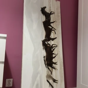 Priset kan diskuteras ❤️ - Det här är ingen bok, utan en stor tavla med motiv av vilda hästar som springer över en öppen slätt. Perfekt för dig som älskar djur och vill ha en inspirerande och energifylld inredningsdetalj på väggen.