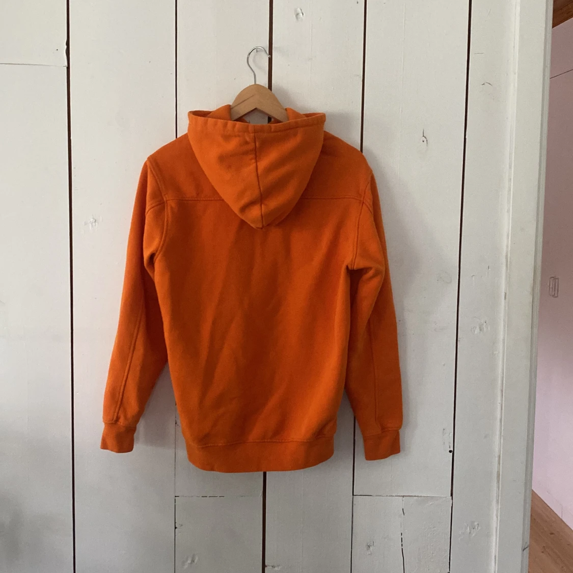 Orange hoodie från WINWIN med tryck - 1