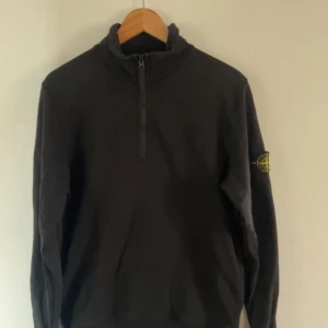Svart half zip från Stone Island - Svart halfzip från stone island / använd 1-2 gånger / köpt på nk / kvitto går nog att hitta / pris ej hugget i sten / för frågor kom dm / köpt för omkring 4000kr