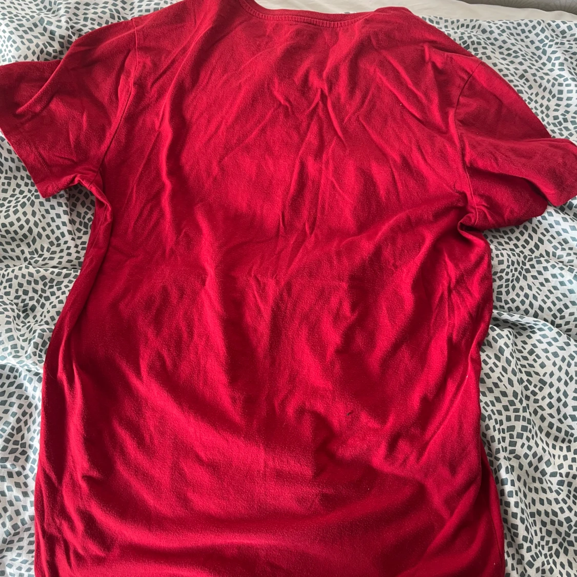 Röd v-ringad t-shirt från Goodfellow - 1