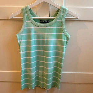 Grön randigt linne  - Säljer min fina gröna linnetopp från Point Zero i storlek 36💓