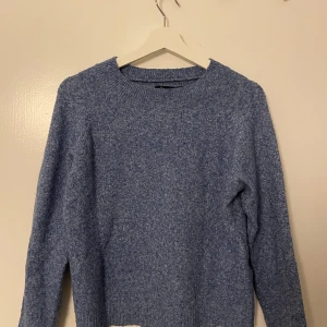 stickad tröja!! - blå stickad tröja från vero moda i storlek S!!! använd fåtal gånger och tröjan är i väldigt bra skick!!💓