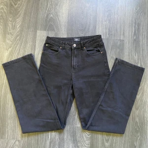 Svarta raka jeans från ONLY - Svarta jeans från ONLY med klassisk femficksdesign och raka ben. Jeansen har medelhög/högmidja men går även att ha som low-waist om man gillar mer av en baggy fit vilket jag har haft vid de fåtal gånger jag använt jeansen. De är lite korta för mig som är 182 men storleken på jeansen är midja=27 och längd=34✨🤩