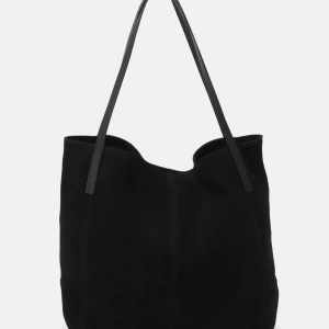 Svart mocka shoppingväska - Stilren svart shoppingväska i mocka med långa svarta axelband. Väskan är rymlig och har en mjuk, slouchy form som gör den perfekt att bära över axeln. Enkel design utan synliga detaljer för en clean look. Perfekt som skolväska