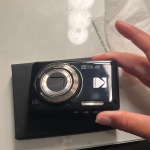 Digital kamera - Säljer nu min ”KODAK PIXPRO FZ55” kamera som  ja fick hem några dagar innan midsommar. Skicket är alltså som nytt. Inga repor eller något som krånglar. Man kan göra så många inställningar så bilderna blir precis som man vill ha dom! Jätte smidig kamera att bara plocka med sig. Man får med laddare, minneskort, och en band som man kan sätta fast kameran i (så man inte tappar den). Nypris 1799kr från power.se. 