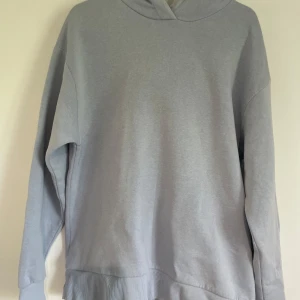 Ljusblå hoodie från Gina Tricot🤍 - Säljer en enkel och stilren ljusblå hoodie från Gina Tricot i storlek XS. Tröjan har huva, långa ärmar och breda ribbade muddar vid ärmslut och nederkant. Perfekt för chill dagar och passar till allt. Mjuk bomullskänsla och loose fit. Som ni ser på bild 3 har den några märken🫶🏻