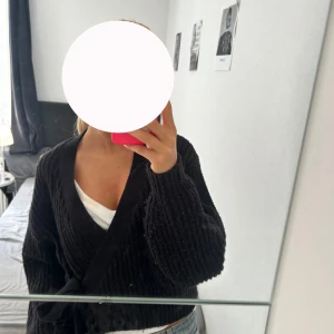 Svart omlott kofta med knyt - Mysig svart omlott kofta från H&M .