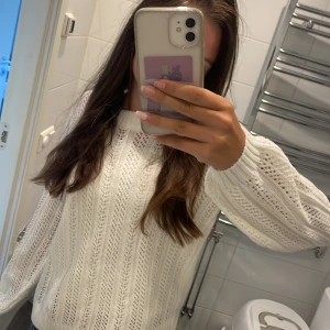 Vit stickad tröja från Vila - Säljer en vit stickad tröja från Vila i storlek M. Tröjan har ett snyggt hålmönster med ribbade muddar vid ärmslut och nederkant. Rund halsringning och långärmad modell, perfekt för både lite varmare och kallare dagar. Superfräsch och enkel att matcha med! Alldrig använd!