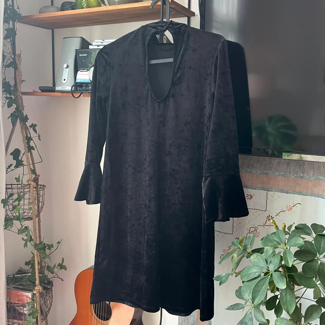 Svart sammet klänning med öppen rygg - 3