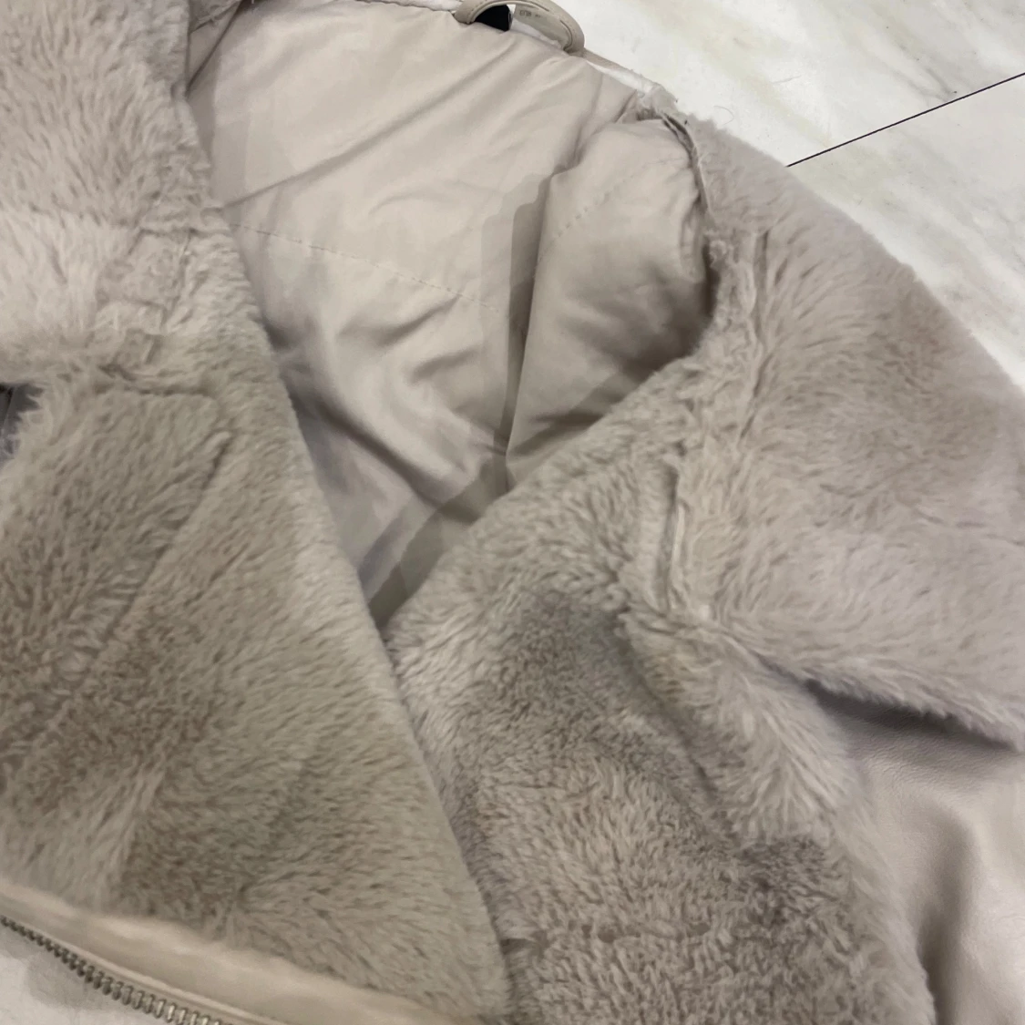 Beige teddyjacka med bälte och dragkedja - 2