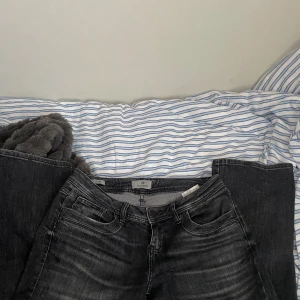 Svarta jeans från LTB, storlek 29/32 - Säljer ett par svarta jeans från LTB i storlek 29/32. Jeansen har en snygg tvätt med lite slitningar och klassisk femficksdesign. Passformen är rak och de har normal midja. Materialet är jeans med en mjuk känsla och de stängs med dragkedja och knapp. Om mer frågor skriv❤️