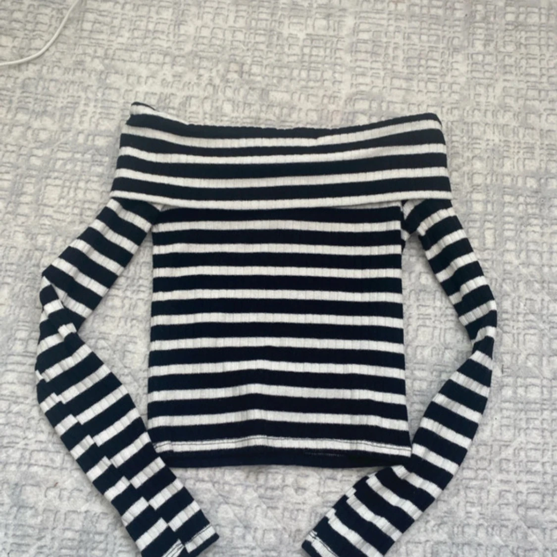 Randig offshoulder topp i ribbad bomull