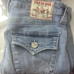 True Religion bootcut jeans - Ljusblå jeans från true religion, bootcut och i strl w26. Passar mig som är 169 lång. Hade även kunnat tänka mig att byta mot en annan modell.❤️