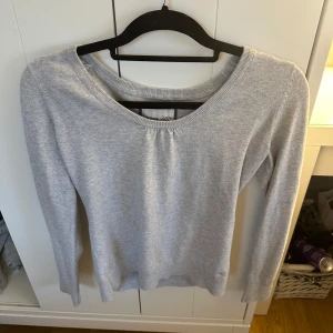 Ljusgrå stickad tröja med rund hals - Ljus grå tröja med u ringning, superfin. Storlek xs❤️