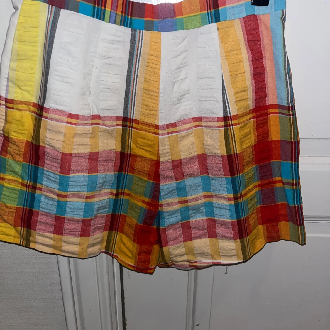 Färgglad rutig kortkjol med knappar - 2