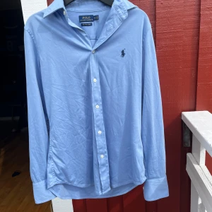 Ljusblå skjorta från Polo Ralph Lauren - Säljer denna blåa polo Ralph lauren skjortan
