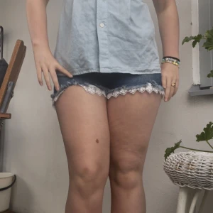 Jeansshorts med spetskant - Supersöta blå jeansshorts med vit spetskant längst ner. Shortsen är på midwaist/high waist sidan men om man vill ha dem lågmidjade är det bara att vika ner dem, det blir lika snyggt ❤️💞