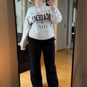 Grå mjuk tröja - Grå tröja med tryck från Gina Tricot i storlek M.