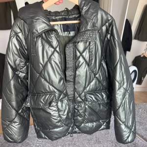 Jacka - Säljer super fin grön höst/vinter jacka som användes förra vintern! Storlek 32 men passar en som har S/M 💞