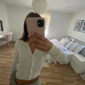 Vit knapp kofta - Vit kofta med knappar från hm i strl XS. Jättefin att ha men säljer pga att jag inte använder så mycket. Använd några gånger men inga defekter.