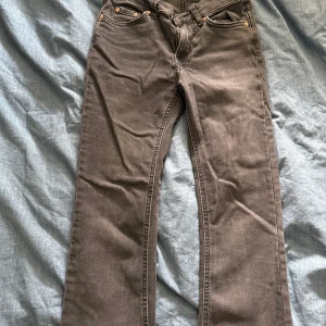 Svarta bootcut jeans från Gina  - Säljer ett bra bootcut jeans från Gina tricot. Ser en aning bruna på bild men kan lova att de är svarta. Använd ett par gånger 