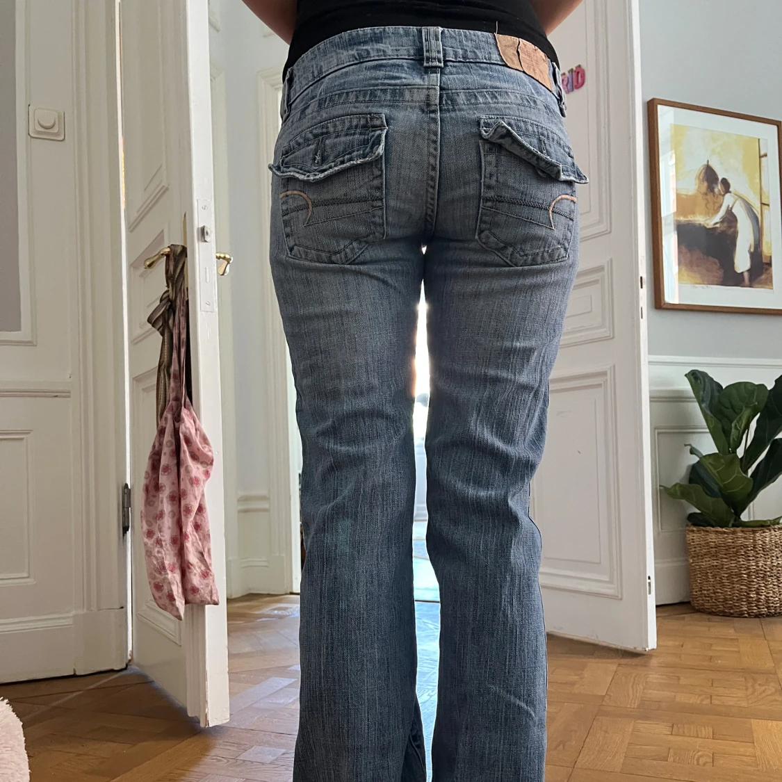 Blå bootcut jeans med fickdetaljer - 2
