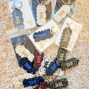 Coola nyckelringar med graffiti-tryck - Säljer flera nyckelringar med fet graffiti-inspirerad text i olika färger som svart, vit, blå och röd. Nyckelringarna har metallkedja och är gjorda i slitstark syntet. Vissa har texten '12 OKT ART WAR TELE2' på baksidan. Hör av vid intresse eller eget förslag på en design🌸29 st🙌