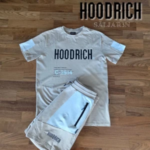 Beige HOODRICH t-shirt med tryck - Säljer ett fina par hoodrich set, perfekt till sommaren eller om du ska utomlands