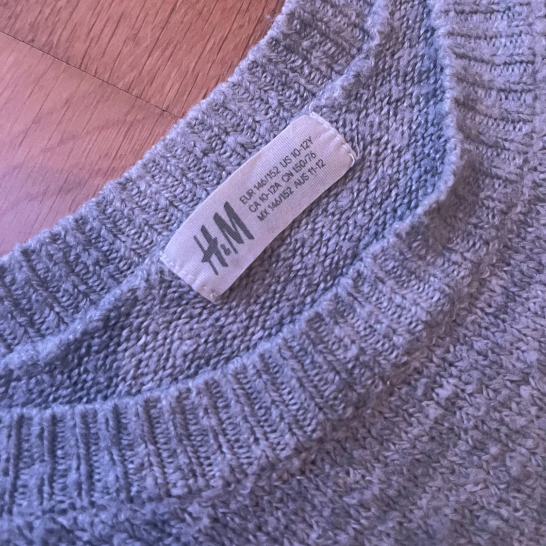 Grå stickad tröja med pärlor från H&M - 2