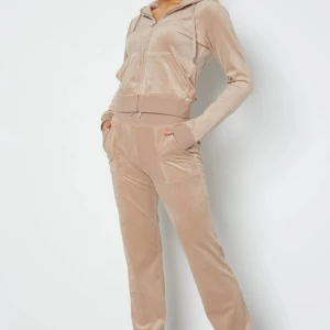 Juicy Couture sett  - Supermjuka beige mjukisbyxor och kofta från Juicy Couture. De är välskötta både koftan och byxorna och använda endast några få gånger. Koftan är i Storlek L och byxorna i M, men de är väldigt små i storleken!! 