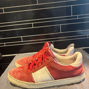 Valentino flycrews  - Flera defekter och allmänt dåligt skick, tån där framme är om sydd för ett halv år sen , 