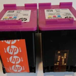 HP 65/304 Instant Ink Tri-color Ink Cartridge - Två HP 304 XL CMY bläckpatroner 18 ml. (N9K07AE) tri-color bläckpatroner. HP 304 / N9K05AE 3-färg bläckpatron, 2 ml, räcker till ca 100 sidor. Kompatibel med Deskjet 2630, 3720, 3721, 3723, 3730, 3732, 3733, 3752 m.fl. En patron med klistermärke "Hp" på, är HELT NY och oanvänd, räcker för 100 sidor, medan den andra är 25 % använd, men det skulle räcka för 75 sidor till! Går att köpa som paket (2X); eller separat. Pris för paket 400 kr., som separat 250:- (ny patron) samt 200:- (använda patron)