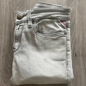 Ljusgrå Replay jeans - Riktigt snygga replay jeans till ett super pris, varan fraktas samma dag som köp sker, storlek 27/32 modell luz, hör av dig vid fundering, pris är ej hugget. Detta är perfekta jeans för dig som behöver nytt till skolstart dessa funkar även dunder för reselling!