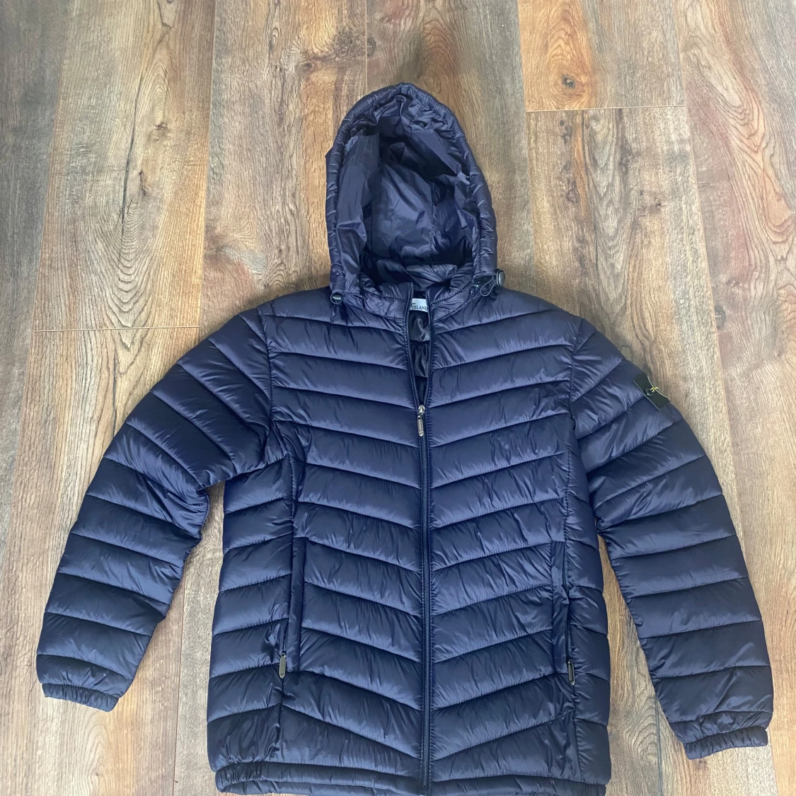 Mörkblå dunjacka från Stone Island