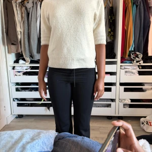 Beige polotröja med kort ärm - Snygg beige polotröja med korta ärmar och ribbade muddar. 