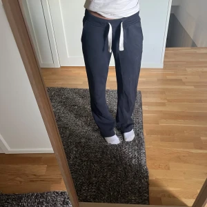 Svarta mjukisbyxor med snörning XS - Mörkblåa mjukis byxor från russemerch med vit snörning. Säljer eftersom att dom inte kommer till användning längre