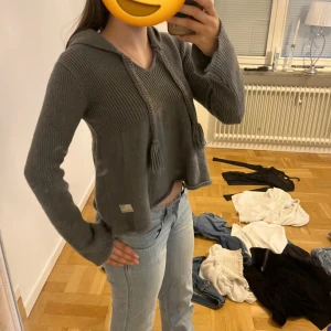 Grå stickad hoodie - Så fin och mysig till hösten! Med luva där bak!! Säljer billigt