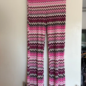 rosa svarta byxor  - Finns igen storlek men skulle uppskatta till stl 170/xxs