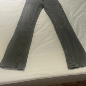 Grå jeans från Gina Tricot Perfect Jeans, storlek 32 - Snygga grå jeans från Perfect Jeans i storlek 32. Modellen har raka ben och klassisk femficksdesign. Jeansen är tillverkade i ett slitstarkt denimtyg och har en neutral grå tvätt som passar till allt. 