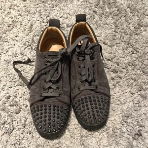 Gråa Loubs  - Säljer nu mina Loubs för bra pris. Skick 8/10 ändå felet är att de är brända undertil| hör av er me frågor eller något 🔥 