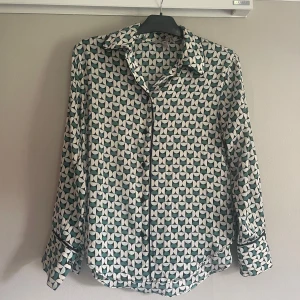 Mönstrad skjorta från H&M  - Säljer en skjorta från H&M, knappt använd
