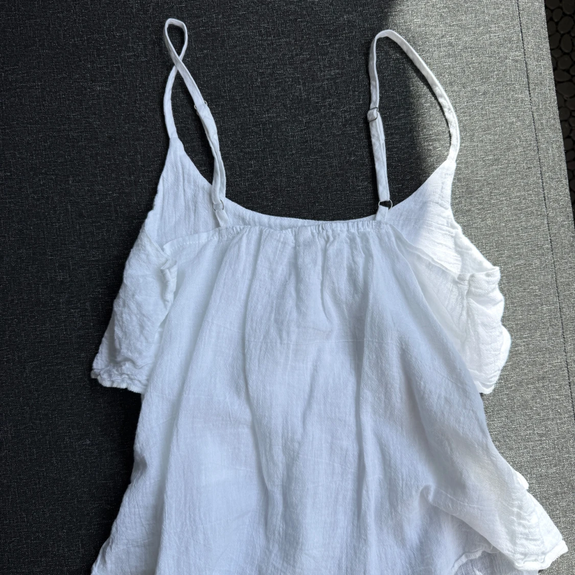 Vit volang linnetopp med smala axelband - 2